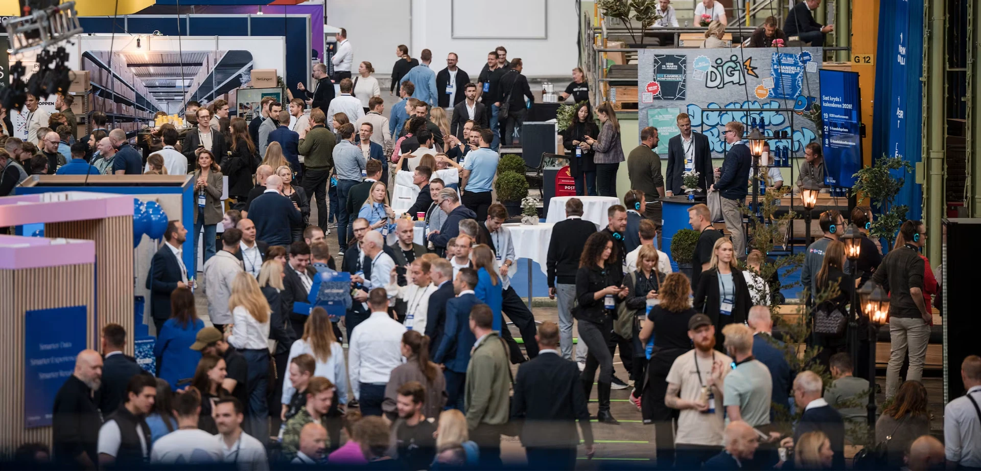 E-handelskonferencen — a bustling conference hall full of attendees